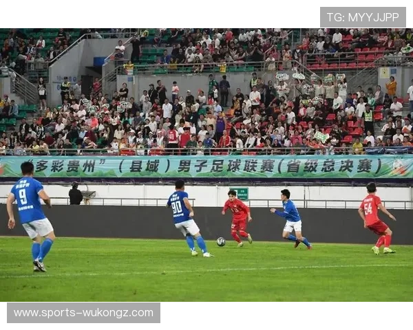 受伤倒地中断算犯规吗？足球规则如何判定比赛暂停标准